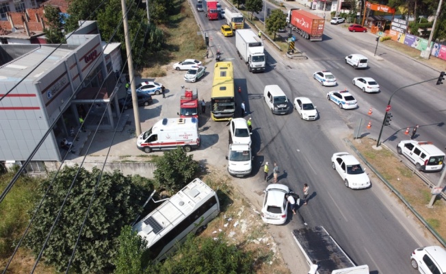 Bursa'da 5 aracın karıştığı zincirleme trafik kazasında 6 kişi yaralandı
