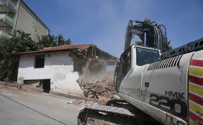 Kocaeli Zabıtan’daki hasarlı bina yıkıldı