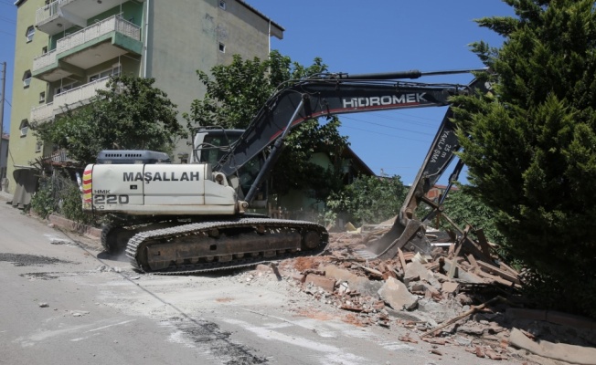 Kocaeli'de Marmara Depremi'nde hasar gören binaların yıkımı devam ediyor