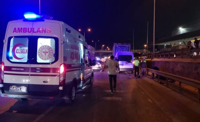 Kocaeli'de otomobille çarpışan motosiklet sürücüsü ağır yaralandı