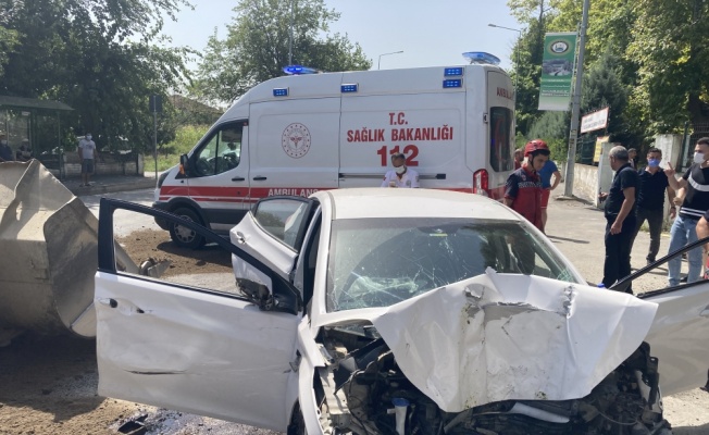 Sakarya'da direksiyon başında fenalaşarak kaza yapan sürücü ağır yaralandı