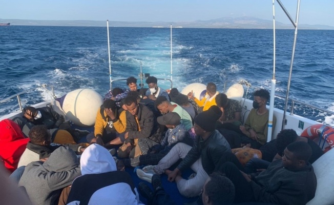 Balıkesir'de Türk kara sularına geri itilen 35 düzensiz göçmen kurtarıldı