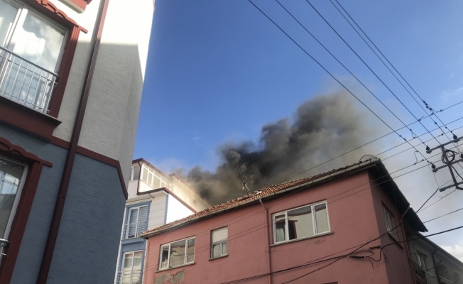 Bilecik'te 5 katlı apartmanın çatısında çıkan yangın söndürüldü