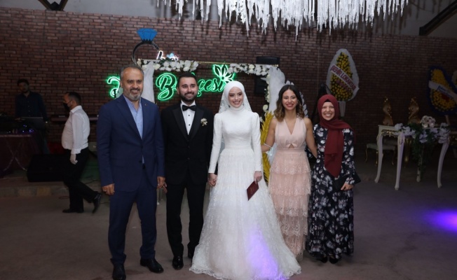 Bursa Büyükşehir Belediye Başkanı Aktaş, 11 yıl önce koltuğunu temsili devrettiği gencin nikahını kıydı
