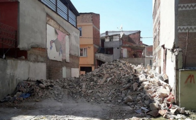 Bursa Osmangazi'de metruk binalara yıkım