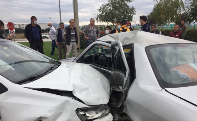 Bursa’da iki otomobilin çarpışması sonucu 5 kişi yaralandı