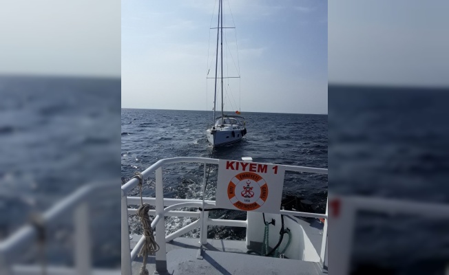 Çanakkale Boğazı açıklarında yakıtı azalan tekne KEGM ekiplerince kurtarıldı