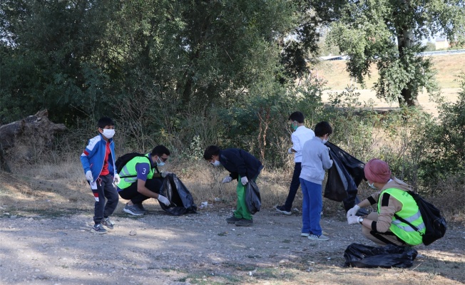 Edirne'de din görevlileri, öğrenci ve gönüllüler Tunca Nehri'nin çevresini temizledi