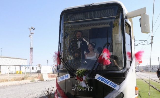 Gaziantep'te vatman çiftin düğün aracı da tramvay oldu