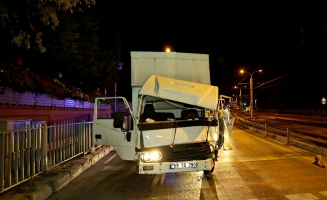 İstanbul'da ambulansla çarpışan kamyonetin sürücüsü yaralandı