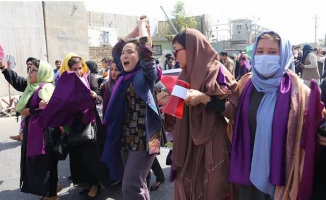 Kabil’de kadınlardan protesto!
