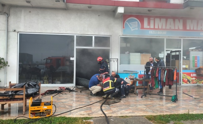 Karasu'da marketin deposunda çıkan yangın söndürüldü