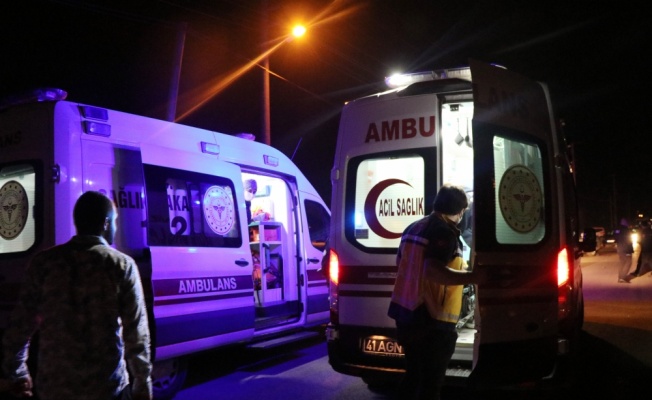 Kocaeli'de otomobil park halindeki tankere çarptı: 3 yaralı