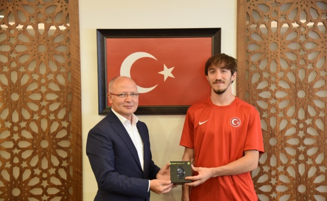 Milli atlet Berke Akçam, AK Parti Bursa İl Başkanı Davut Gürkan'ı ziyaret etti