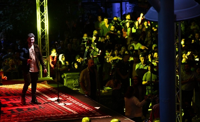 Mustafa Ceceli Sındırgı'da sahne aldı