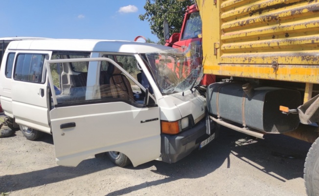 Orhangazi'de kamyonla çarpışan minibüsün sürücüsü yaralandı