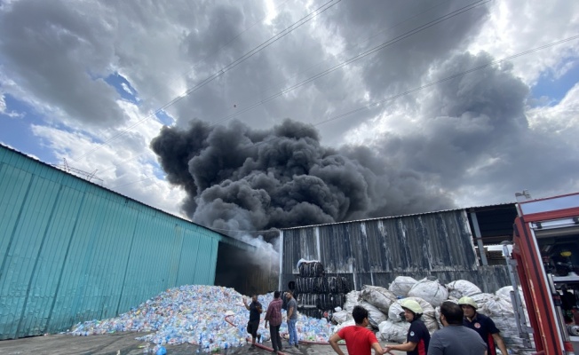 Sakarya'da geri dönüşüm fabrikasında çıkan ve palet üretim tesisine sıçrayan yangına müdahale ediliyor