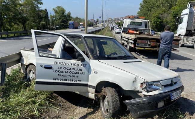 Sakarya'da otomobil ile hafif ticari araç çarpıştı: 4 yaralı