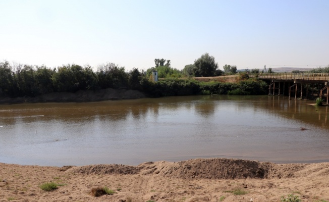 Taşkın riskini azaltmak için Tunca Nehri yatağında başlatılan kum temizliği sürüyor