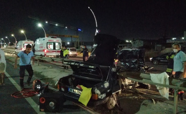 Tekirdağ'da otomobil refüje çarptı: 2 yaralı