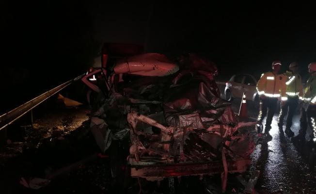 Anadolu Otoyolu'nda tırla çarpışan kamyonetin sürücüsü hayatını kaybetti