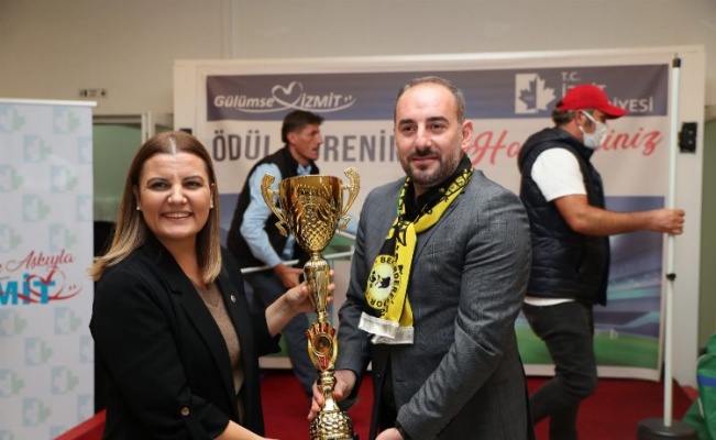 Başkan Hürriyet, Bekirderespor'a şampiyonluk kupasını verdi
