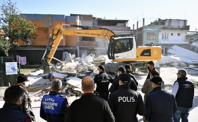Bursa Osmangazi Belediyesi kaçak işyerini yıktı 