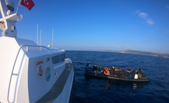 Çanakkale açıklarında botları sürüklenen düzensiz göçmenler kurtarıldı
