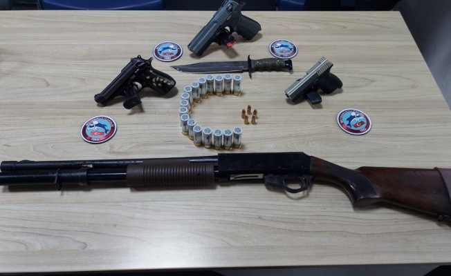 Edirne'de araçlarında ruhsatsız silahlar ele geçirilen 3 kişi gözaltına alındı