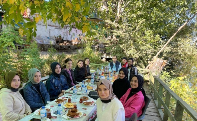 Edirne'de öğrenim gören yabancı öğrenciler yürüyüş etkinliğinde bir araya geldi
