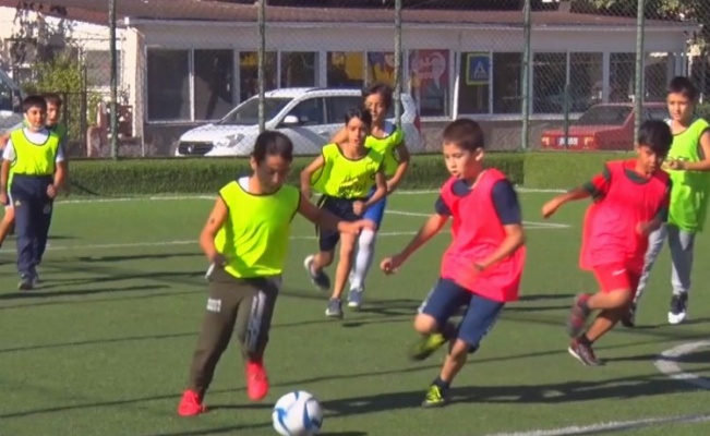 İzmir Aliağa'da "Cumhuriyet Kupası Okullar Arası Futbol Turnuvası" başladı.