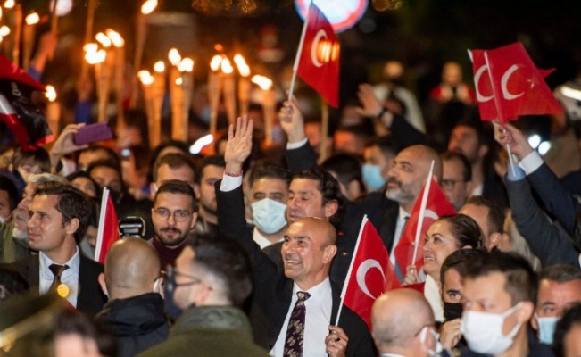 İzmir Cumhuriyet'i coşkuyla kutladı