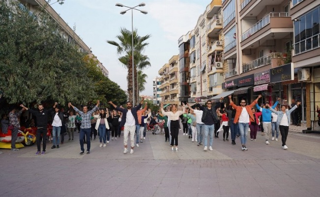 İzmir Gaziemir'de Cumhuriyet için zeybek sürprizi 
