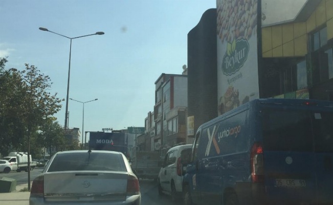 İzmir’in trafik sorunu dillere destan oluyor! Belediye çaresiz mi, çalışmıyor mu?