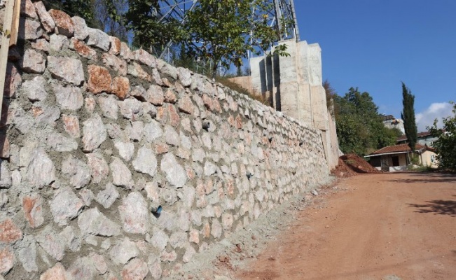 İzmit Serdar Mahallesine güvenlik için iki istinat duvarı 