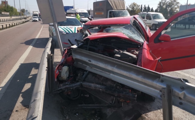 Gebze'de bariyere çarpan otomobilin sürücüsü yaralandı