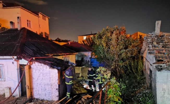 Kocaeli'de evde çıkan yangında 2 kişi hastaneye kaldırıldı