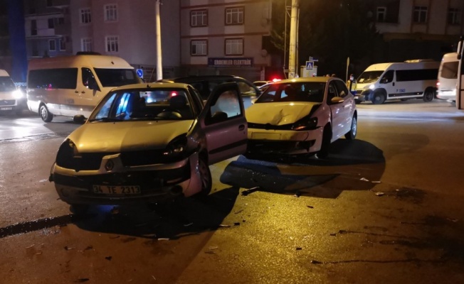Gebze'de iki otomobilin çarpıştığı kazada 3 kişi yaralandı