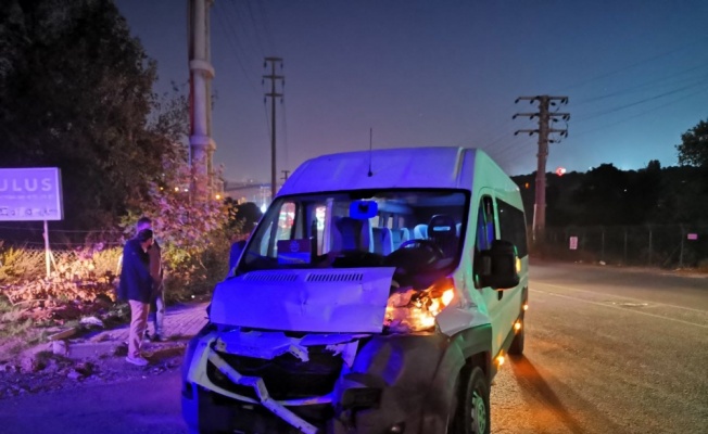 Kocaeli'de kargo kamyonuyla işçi servisinin çarpıştığı kazada 5 kişi yaralandı