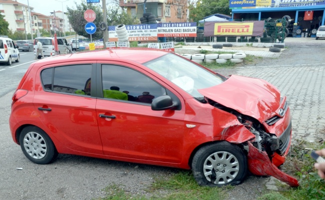 Kocaeli'de ters yöne giren otomobil panelvanla çarpıştı, 2 kişi yaralandı