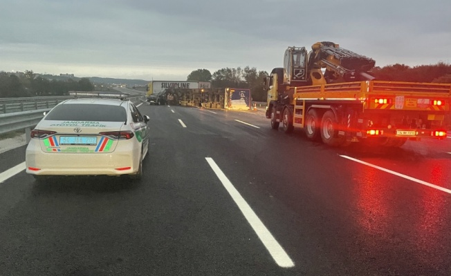 Kuzey Marmara Otoyolu'nda devrilen kamyonun sürücüsü yaralandı