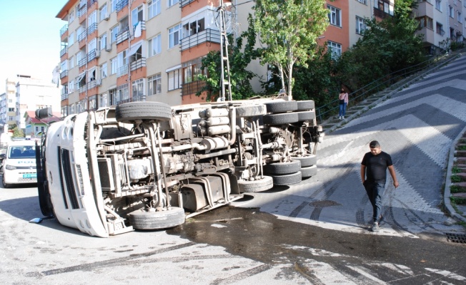Maltepe'de hurda taşıyan kamyon devrildi