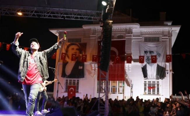 Ozbi, ilk halk konserini Bursa Mudanya'da verdi