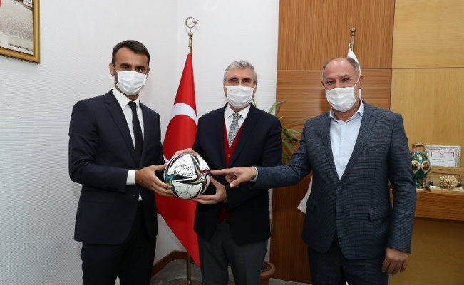 Sakaryalı Hakem Karaoğlan, Başkan Yüce'ye futbol top hediye etti