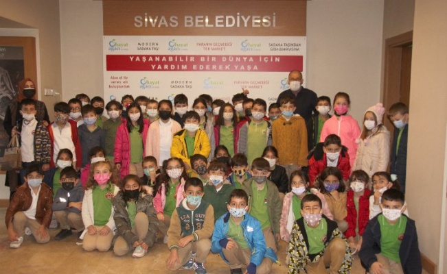 Sivas Cumhuriyet İlkokulu öğrencileri, Hayat Ağacı Derneği'ni ziyaret etti