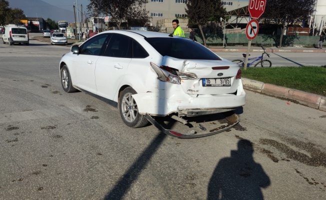 Tır ile çarpışan otomobildeki belediye başkan yardımcısı ile belediye personeli yaralandı