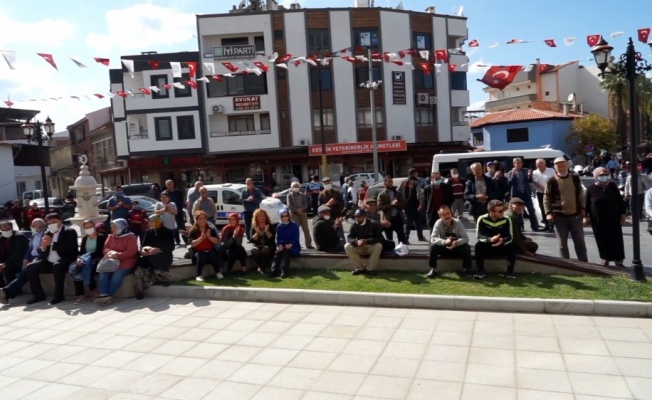 Türk halk müziğine gönül veren emekliler, sokak konserleriyle dinleyiciyle buluşuyor