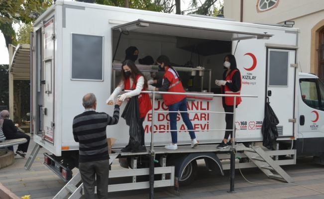 Türk Kızılay Sakarya Şubesinden vatandaşlara lokma ikramı