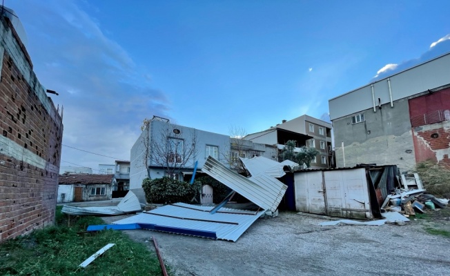 Bursa'da etkili olan şiddetli lodos anaokulunun çatısını uçurdu