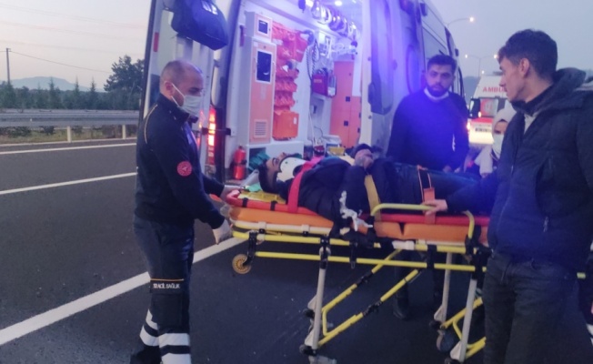 Bursa'da otoyol kenarındaki otomobile çarpan motosikletteki 2 kişi yaralandı